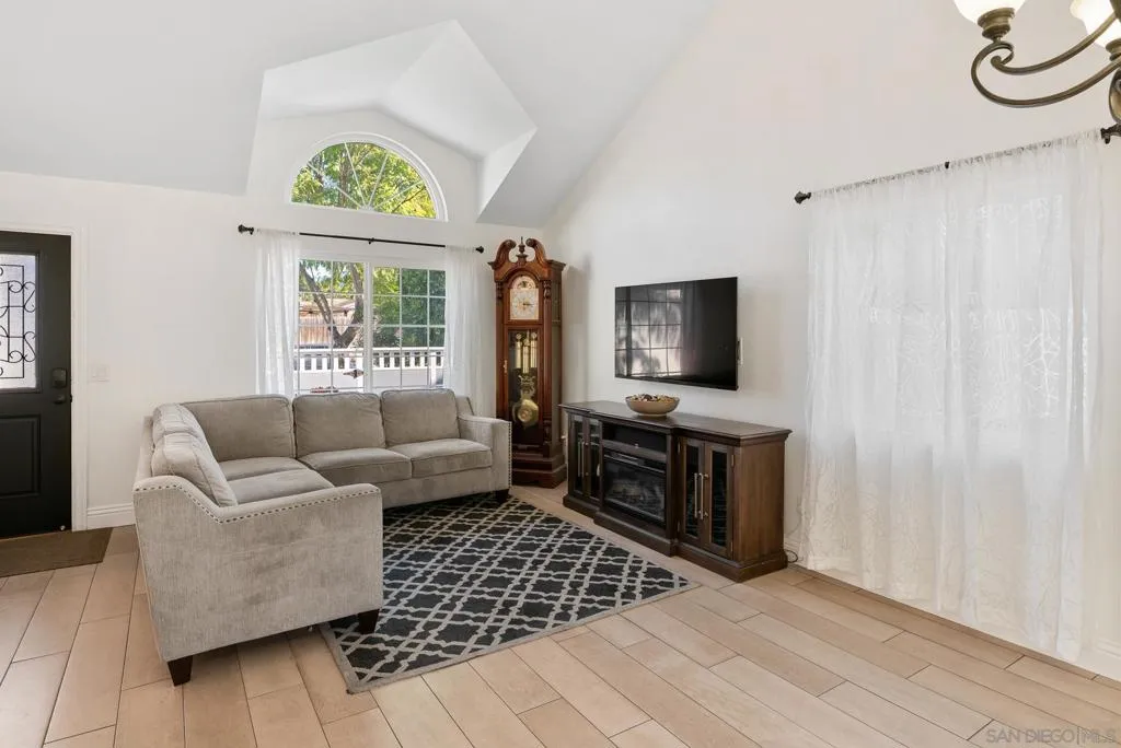 14192 Chicarita Creek Rd, San Diego, California 92128 home-pic-11