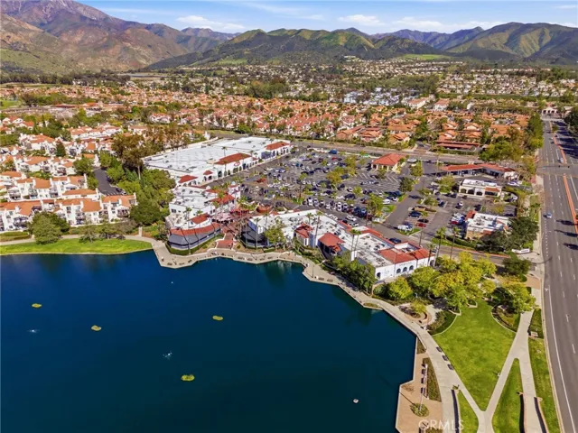 Mercardo del Lago Shopping Center