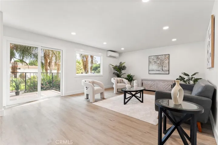 Bright, Open Livingroom