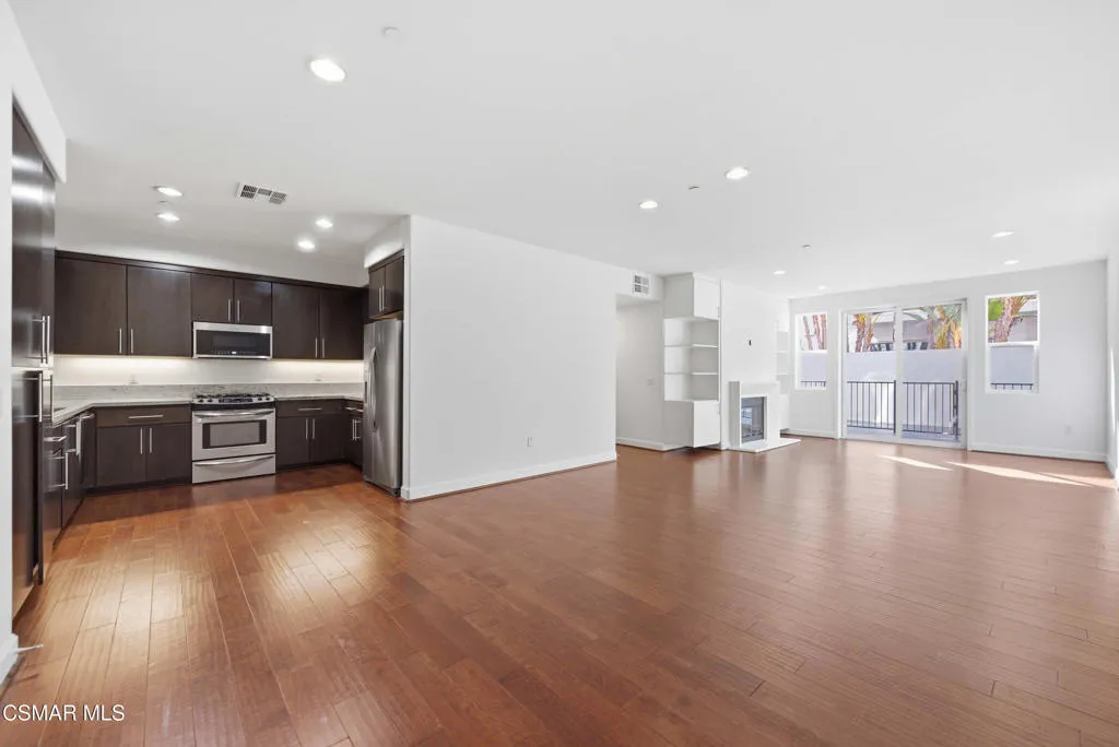 10878 Bloomfield Street 107, Toluca Lake, California 91602 home-pic-1