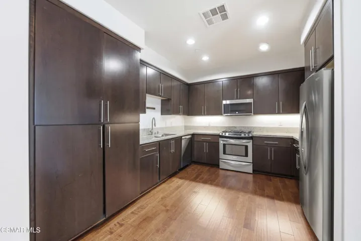 10878 Bloomfield St Toluca Lake 2-8