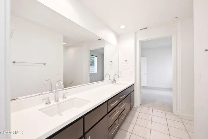 10878 Bloomfield St Toluca Lake 2-25