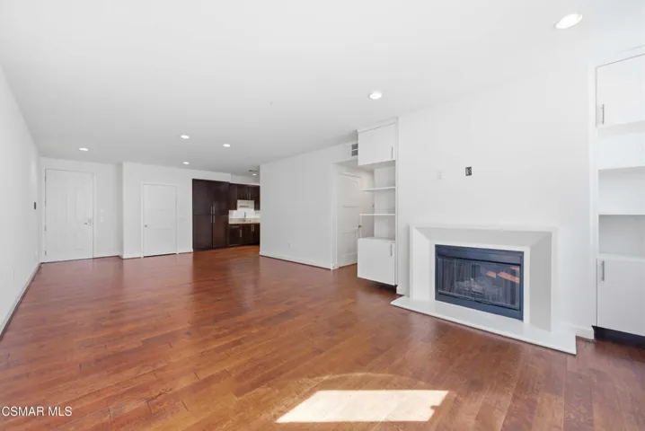 10878 Bloomfield St Toluca Lake 2-6