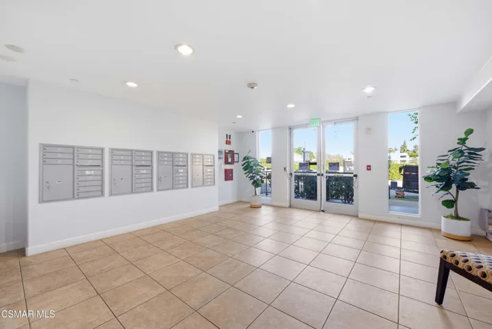 10878 Bloomfield St Toluca Lake 2-32