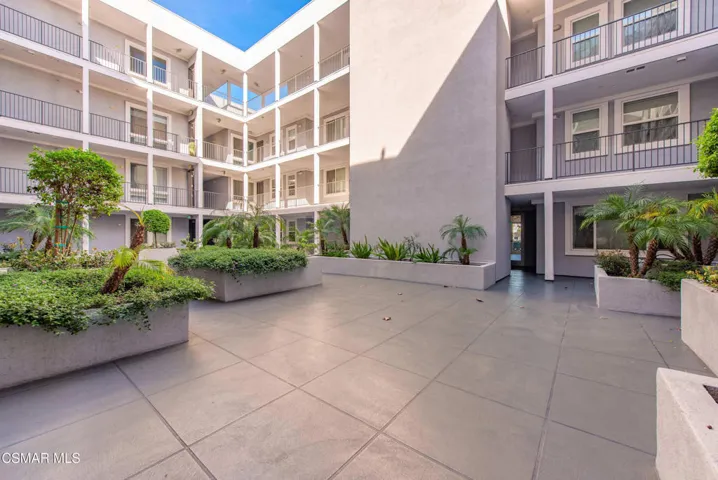 10878 Bloomfield St Toluca Lake 2-2