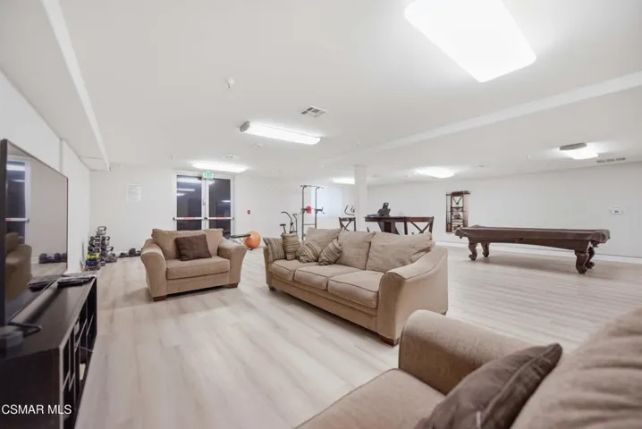 10878 Bloomfield St Toluca Lake 2-28