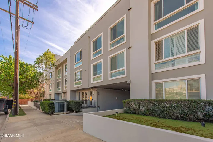10878 Bloomfield St Toluca Lake 2-1