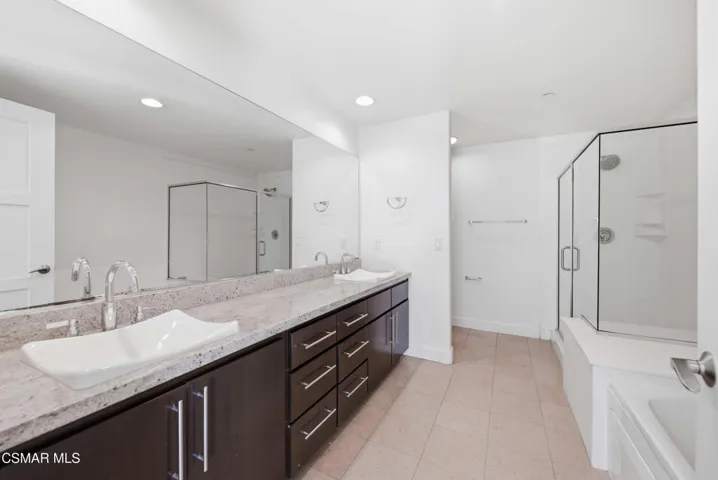 10878 Bloomfield St Toluca Lake 2-19