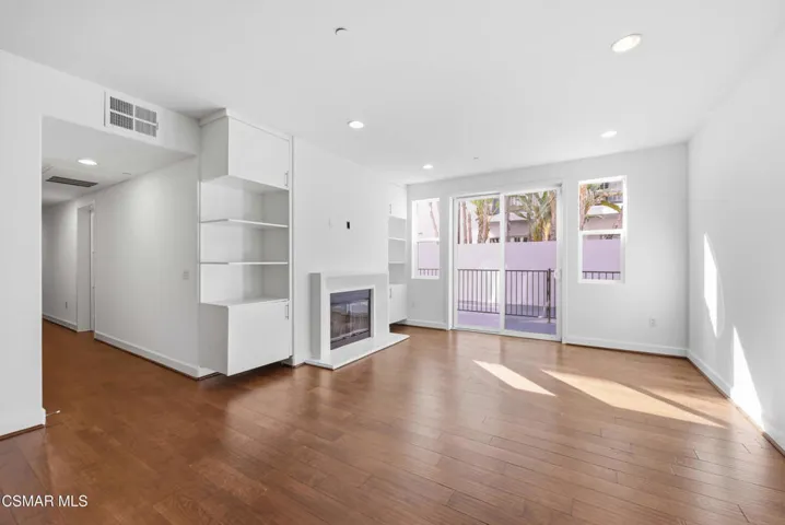 10878 Bloomfield St Toluca Lake 2-5