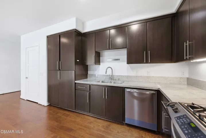 10878 Bloomfield St Toluca Lake 2-10