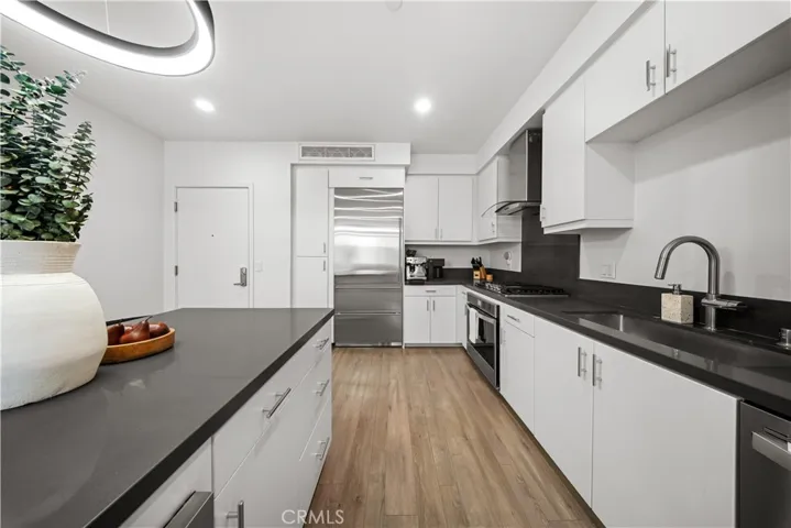 Gorgeous light and bright kitchen