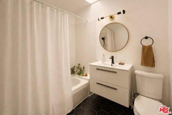 5131 Tendilla Avenue, Woodland Hills, California 91364