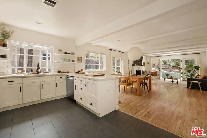 5131 Tendilla Avenue, Woodland Hills, California 91364