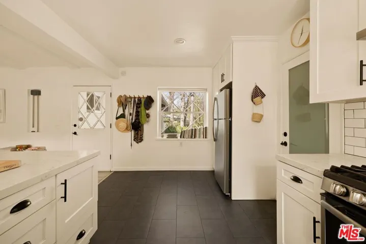 5131 Tendilla Avenue, Woodland Hills, California 91364