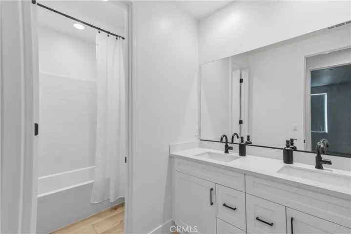 Guest bathroom 1