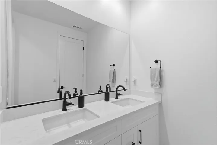Guest bathroom 1