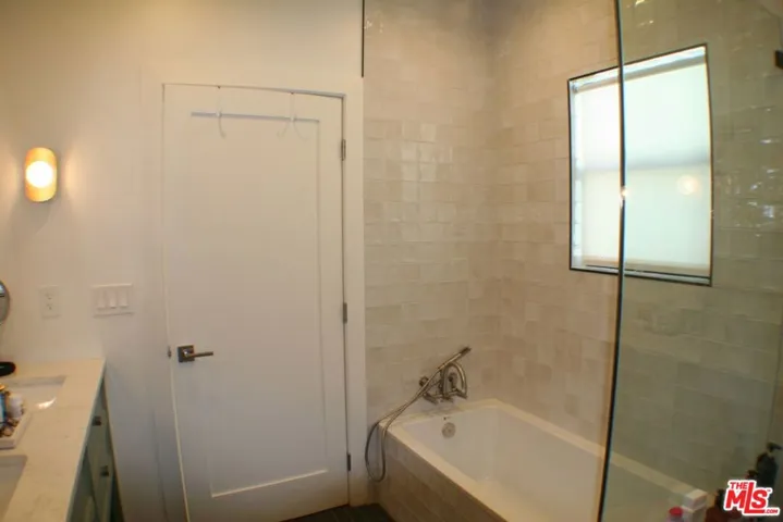 Primary has Dual Vanity Sinks,