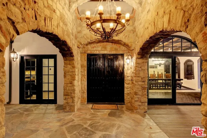 2570 Nichols Canyon Road, Los Angeles, California 90046