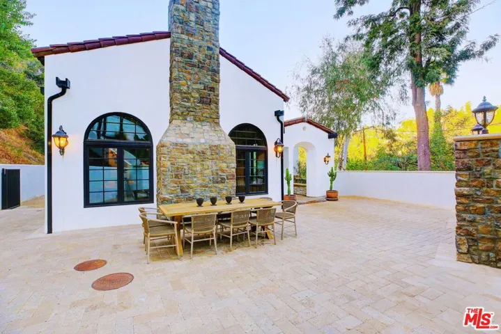 2570 Nichols Canyon Road, Los Angeles, California 90046