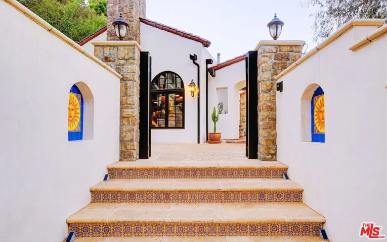 2570 Nichols Canyon Road, Los Angeles, California 90046
