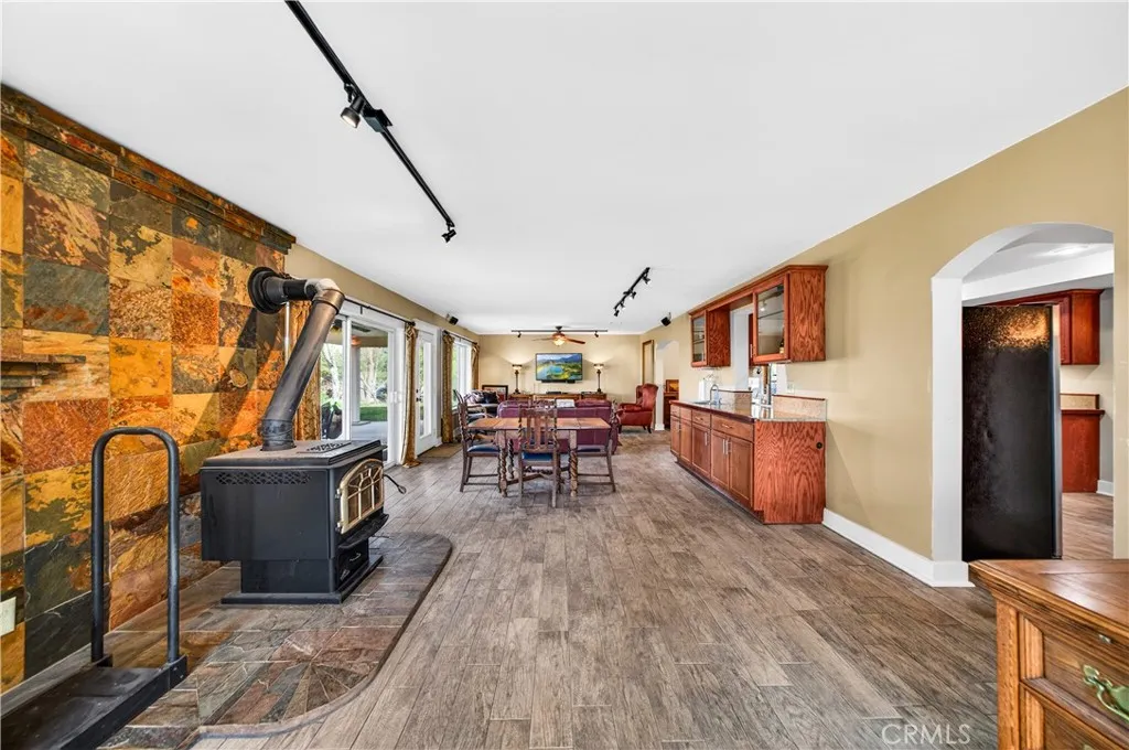 33620 Oak Drive, Hemet, California 92544 home-pic-33
