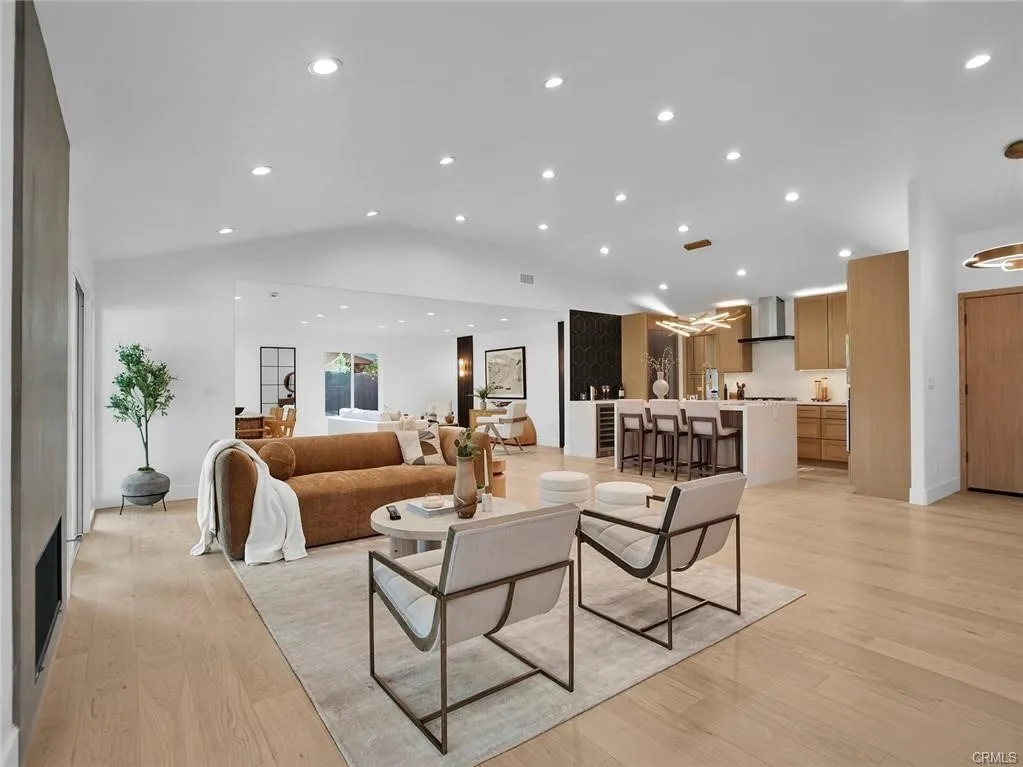 24100 Philiprimm Street, Woodland Hills, California 91367 home-pic-7