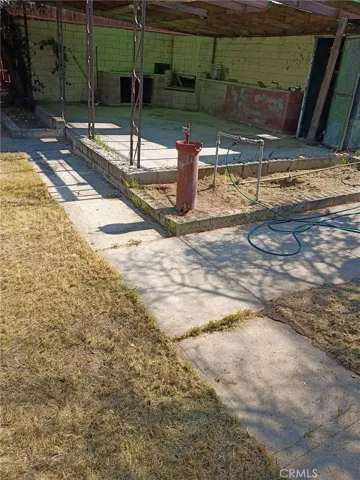 VERY LARGE BACK YARD FOR ENTERTAINING.