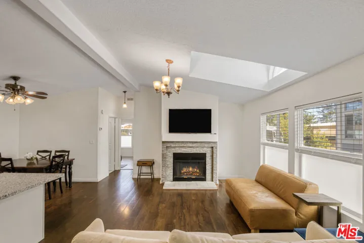 Vaulted ceilings. Natural ligh