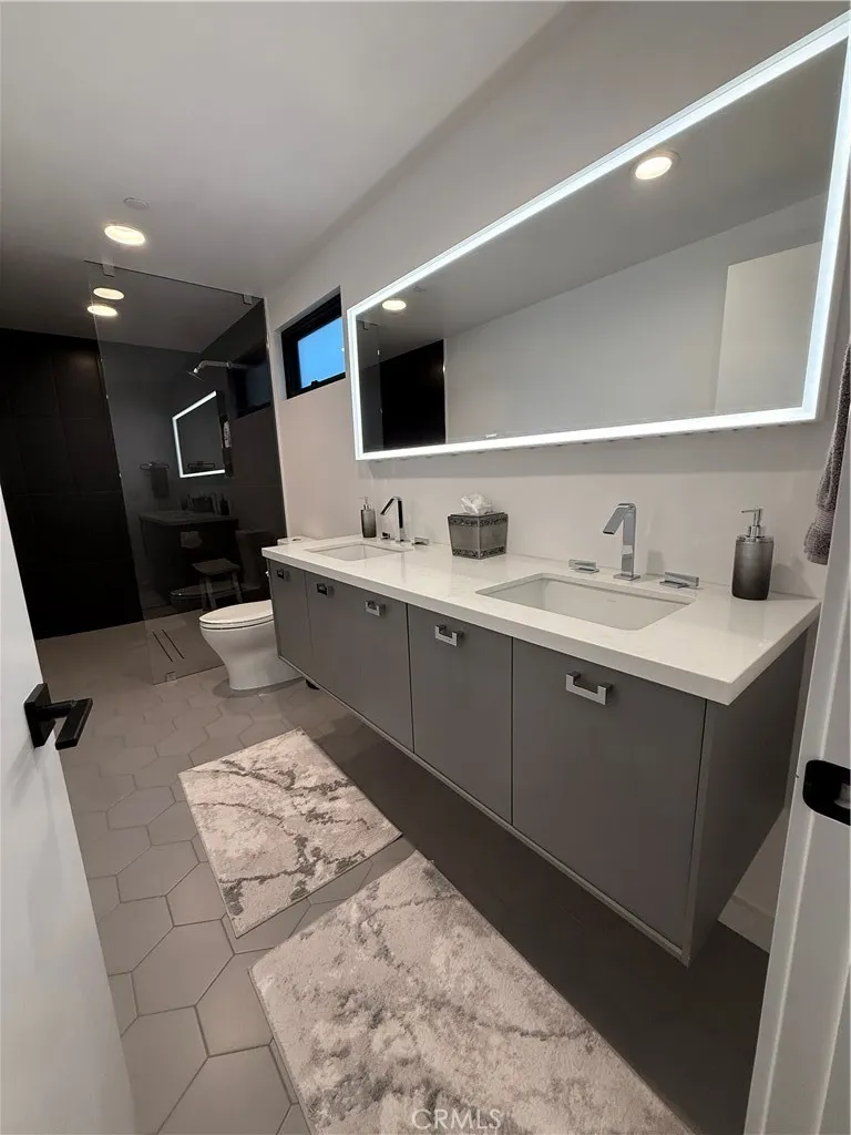 First floor full bath with double sinks next to room #1