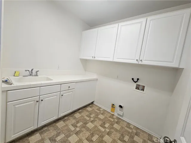 Laundry room w sink