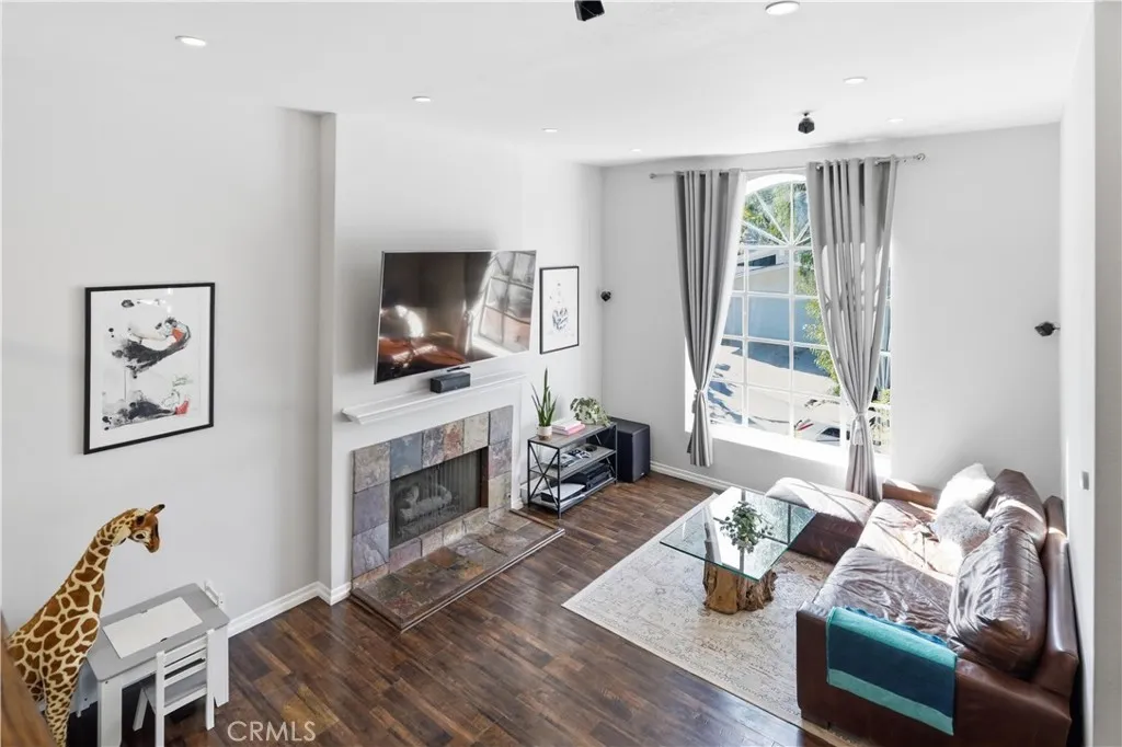 5244 Baza, Woodland Hills, California 91364 home-pic-3