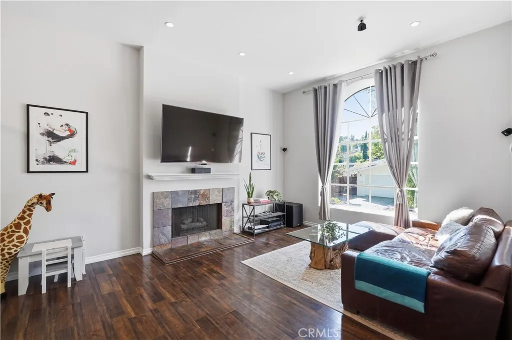 5244 Baza, Woodland Hills, California 91364 home-pic-1