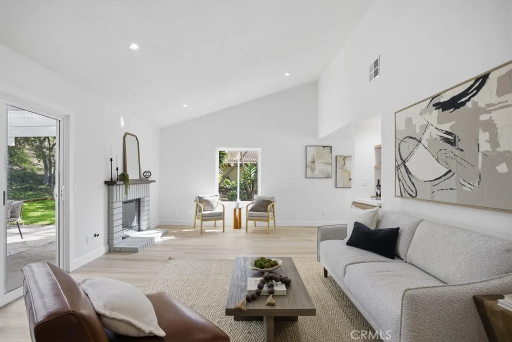 1069 Belleza Street, Camarillo, California 93012 home-pic-6