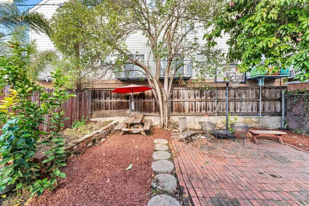 6504 6504 Bancroft Ave, Oakland, California 94605 home-pic-12
