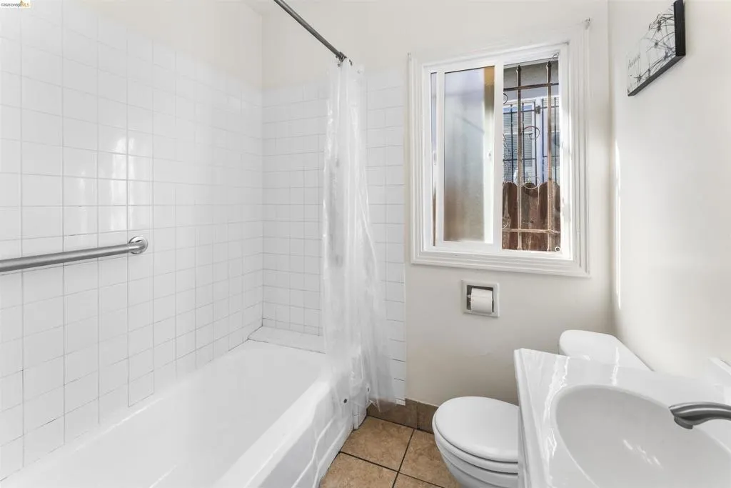 6504 6504 Bancroft Ave, Oakland, California 94605 home-pic-9