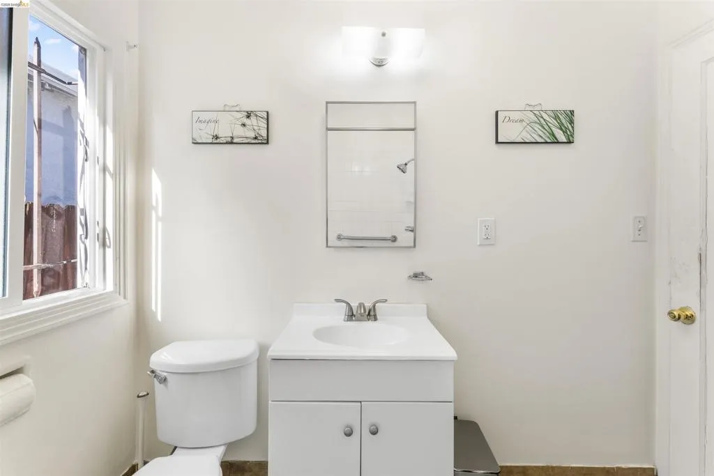 6504 6504 Bancroft Ave, Oakland, California 94605 home-pic-10