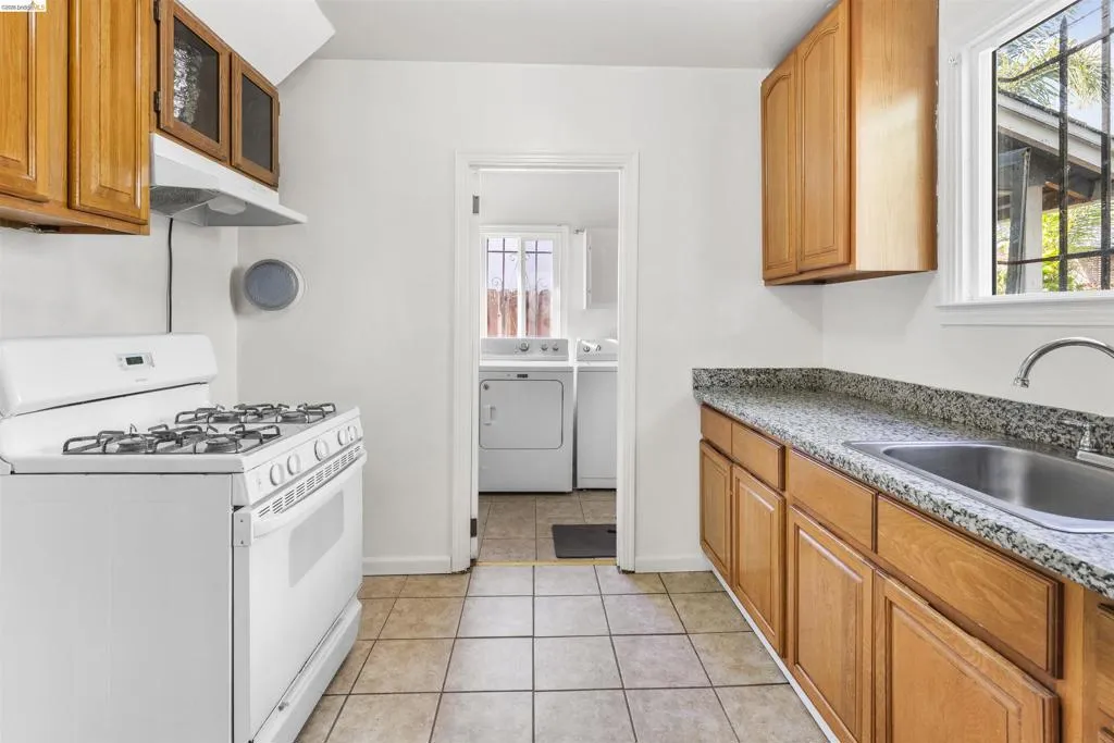 6504 6504 Bancroft Ave, Oakland, California 94605 home-pic-6