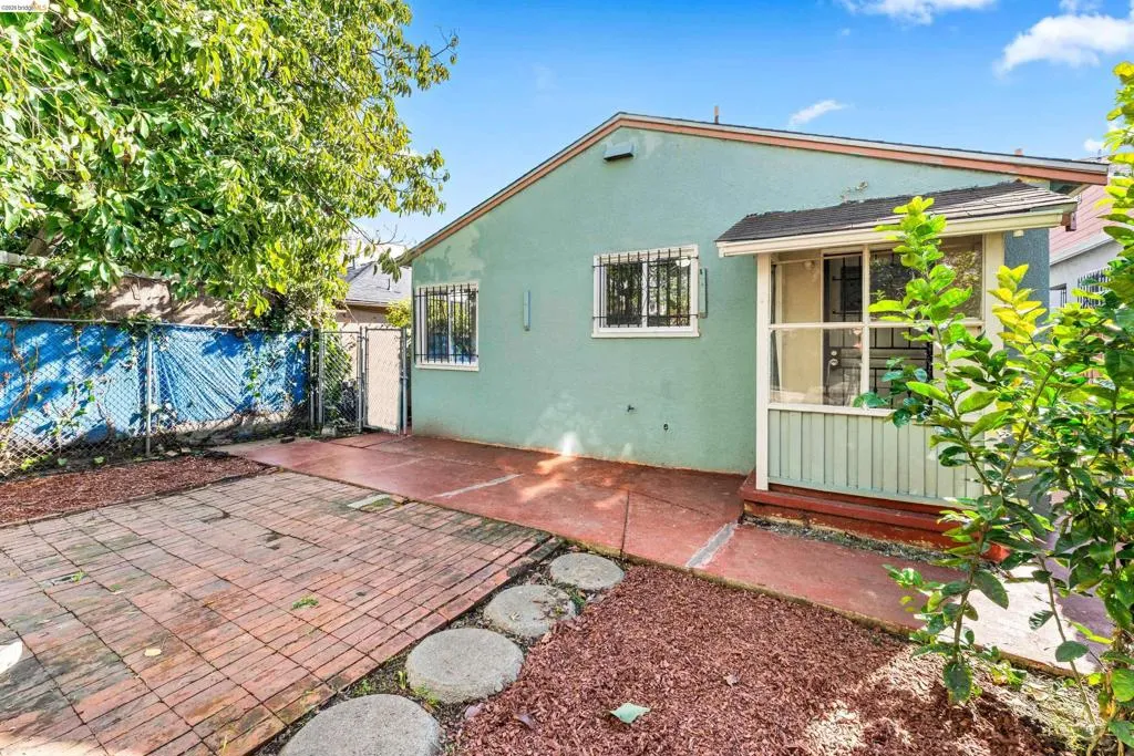 6504 6504 Bancroft Ave, Oakland, California 94605 home-pic-11