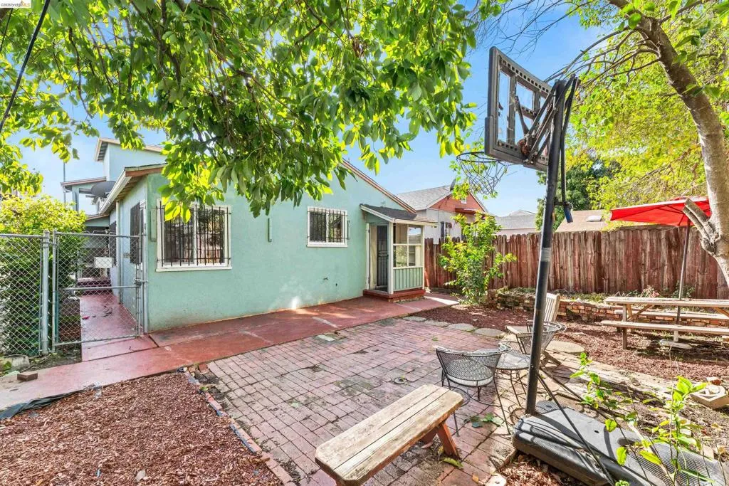 6504 6504 Bancroft Ave, Oakland, California 94605 home-pic-13