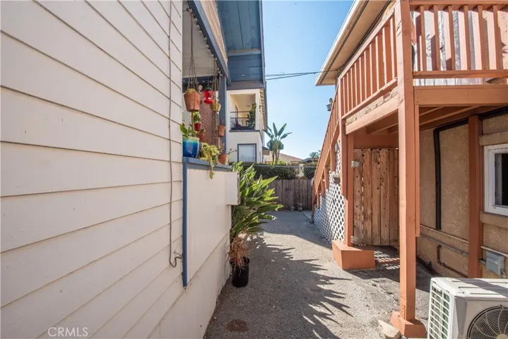 Space between house and retail building and apartment