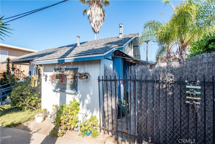 Fenced yard on back of house