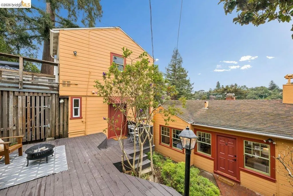 233 233 Capricorn Ave, Oakland, California 94611 home-pic-1