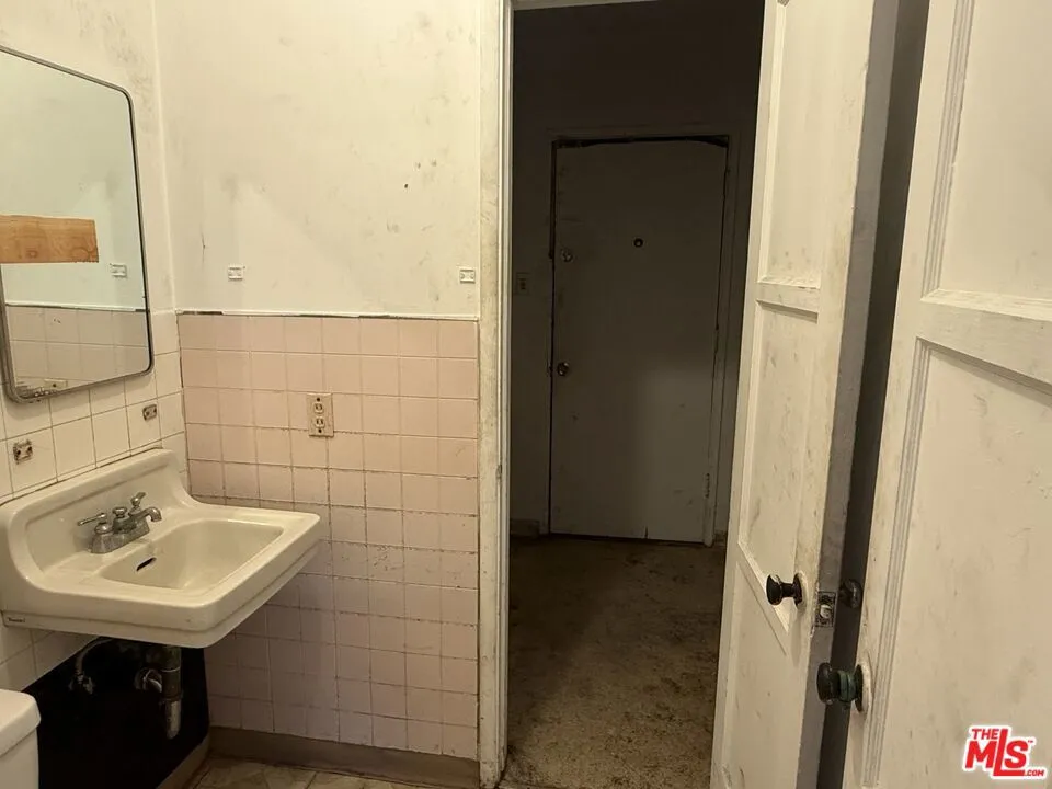 3520 Carmona Avenue, Los Angeles, California 90016 home-pic-8
