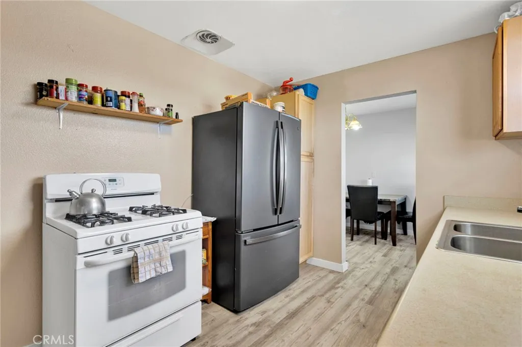 9214 Choiceana Avenue, Hesperia, California 92345 home-pic-11