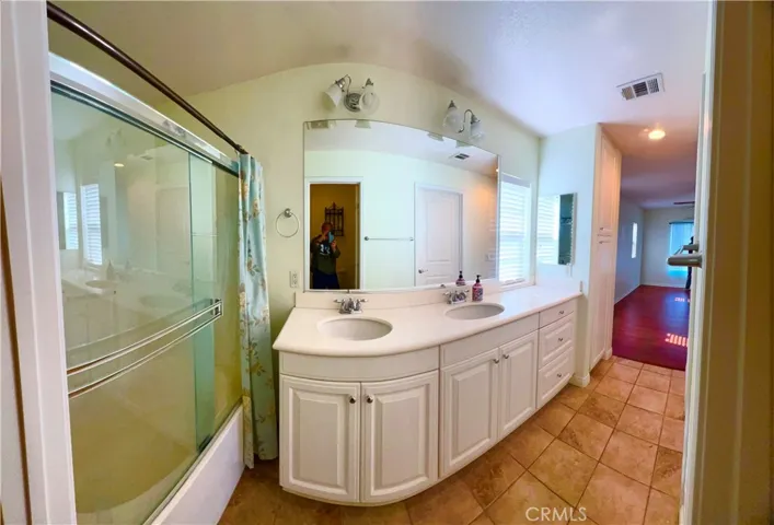 MASTER’S BATHROOM
