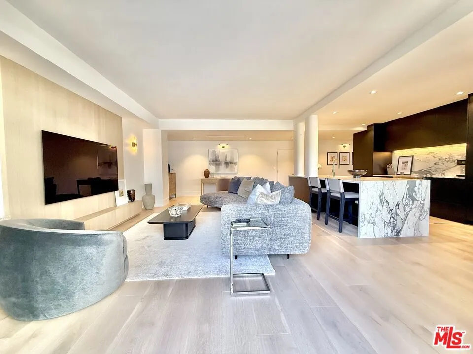 818 N Doheny Drive 901, West Hollywood, California 90069 home-pic-2