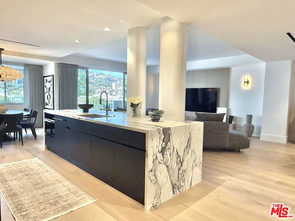 818 N Doheny Drive 901, West Hollywood, California 90069 home-pic-1