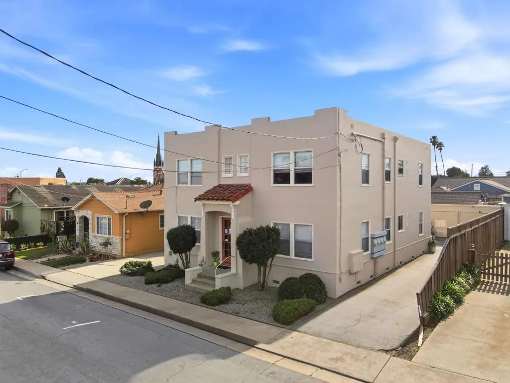 15 Eastern Dr