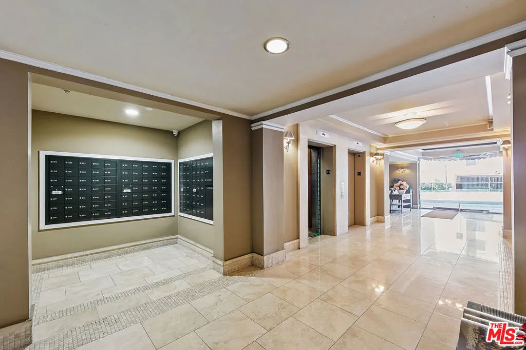 620 S Gramercy Place 320, Los Angeles, California 90005 home-pic-25