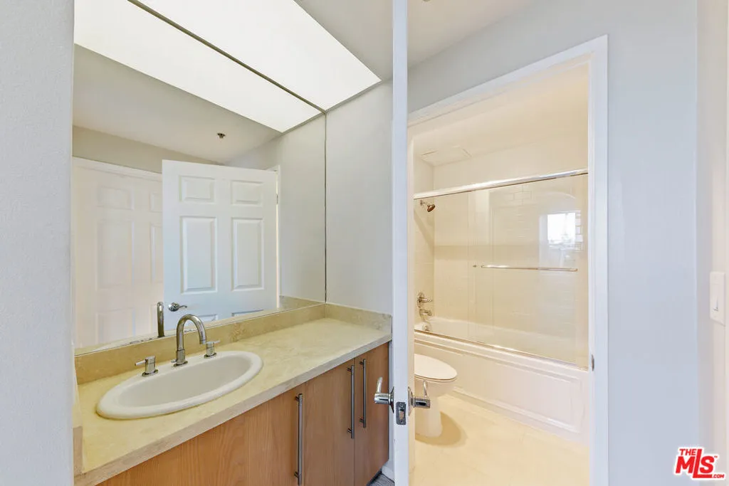 620 S Gramercy Place 320, Los Angeles, California 90005 home-pic-13